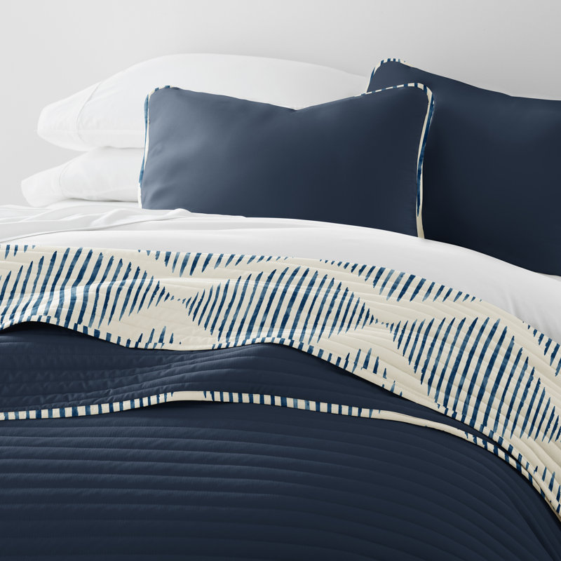 Ensemble de courtepointe réversible en microfibre Becky Cameron, bleu marine / blanc