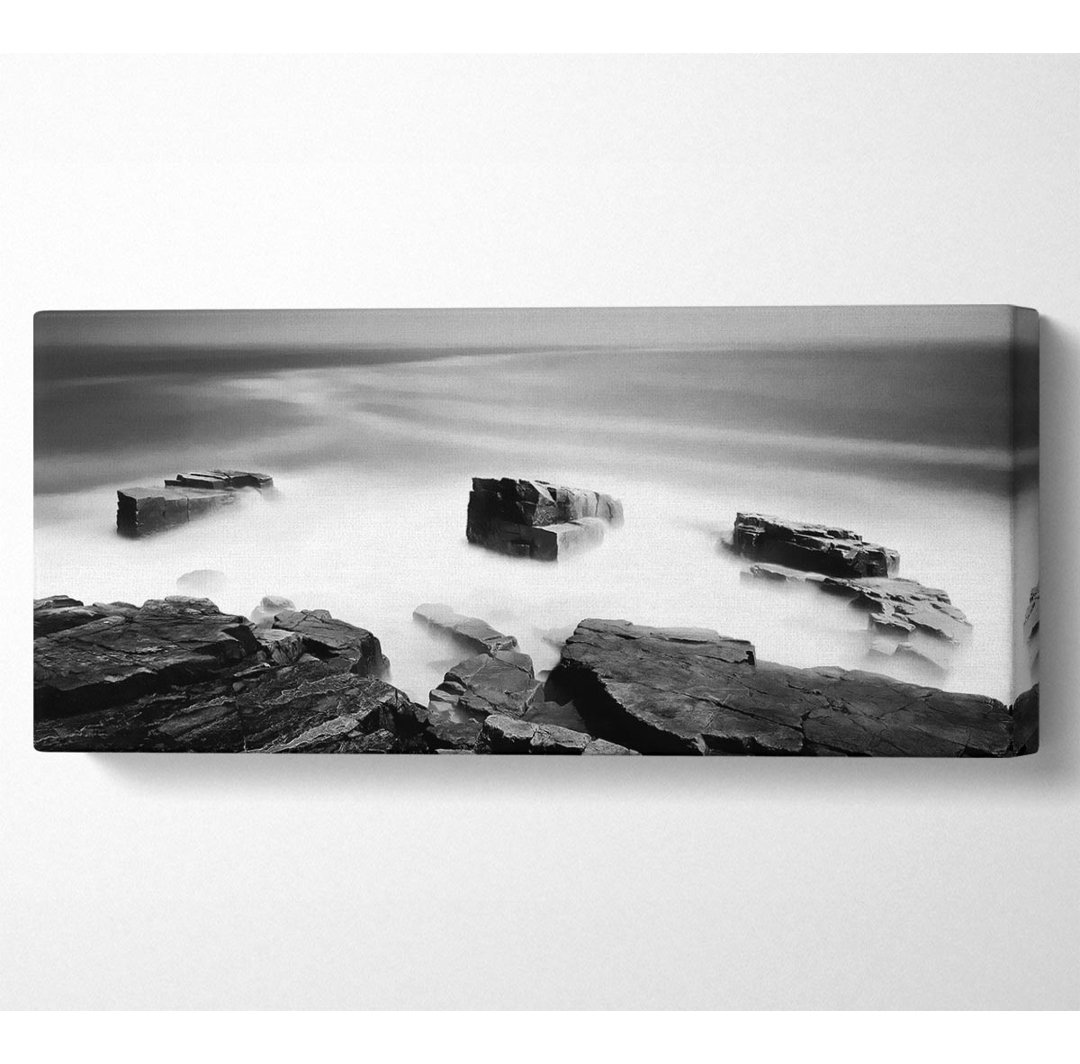 Surreale Meeresfelsen B N W Panorama-Leinwand