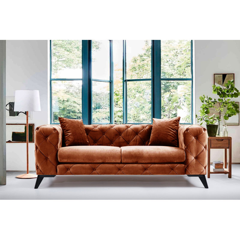 Canapé moderne 2 places, orange, 77,6 po x 28,7 po x 35,4 po | Structure en bois de hêtre et en carton, tissu 100% polyester | Comprend 2 coussins amovibles, des pieds en métal noir, parfaits pour les salons glamour et contemporains