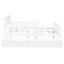 Lit plateforme double en bois de conception classique avec garde-corps et deux tiroirs de rangement pour une élégante chambre à coucher équipée en blanc-137513700-137513703