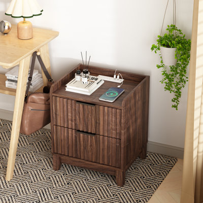 Tables de chevet en bois avec station de charge et 2 tiroirs cannelés Franzi (ensemble de 2)