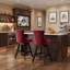 Ensemble de 2 tabourets de bar, tabourets pivotants en velours rouge vin avec dossier capitonné et pieds en bois, garniture cloutée chromée-128130646