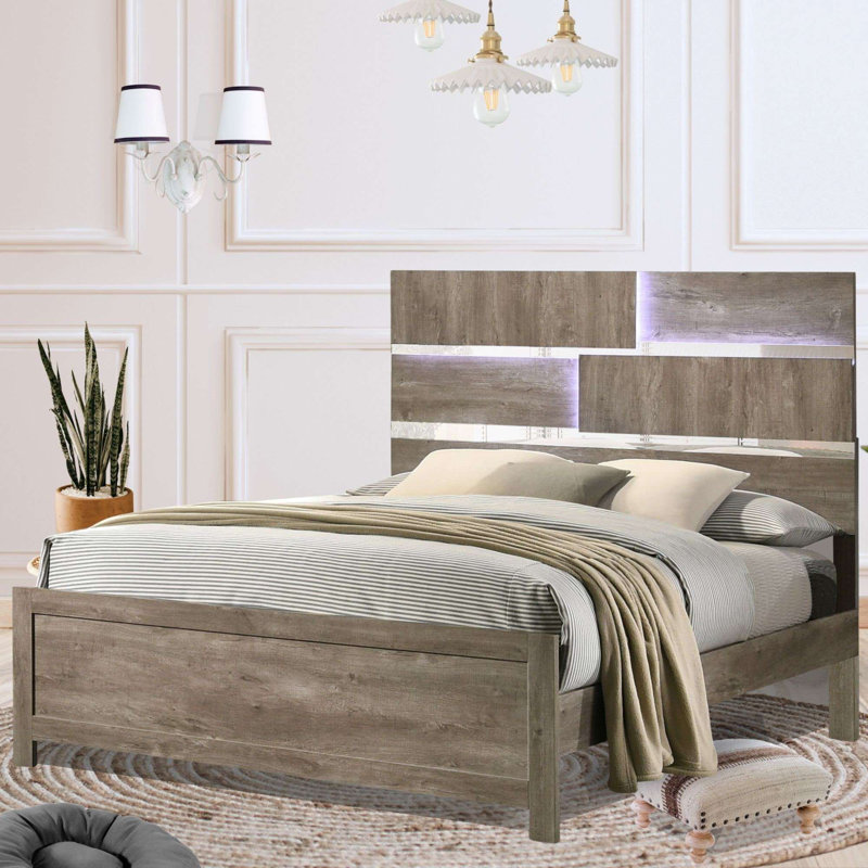 Grand lit avec finition en bois brun clair, éclairage à DEL dissimulé et cadre à lattes robuste, mobilier de chambre à coucher moderne transitionnel
