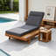 Ensemble de chaise longue avec appui-tête, espace disponible sur un côté, bois d'acacia avec coussins de salon résistants à l'eau (gris foncé et 3 plis et 4 pouces) - crème assortie / version beige disponible