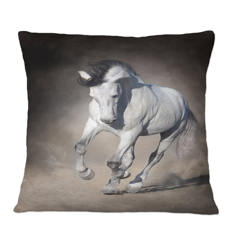 Cheval blanc avec une longue crinière qui court sur le désert - coussin décoratif traditionnel, 16 po x 16 po