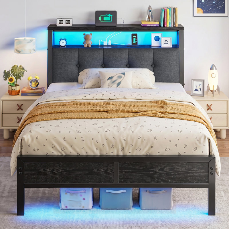 Lit plateforme moderne en bois et métal avec tête de lit rembourrée, éclairage DEL, station de recharge et rangement sous le lit