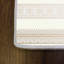Tapis beige / blanc en polyester tissé à la machine Curran-476308455