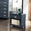 Table de chevet bleu marine de style chambre à coucher classique, un tiroir, des glissières à roulement, un rangement avec tiroir et tablette, sans assemblage