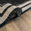 Tapis noir antidérapant à bordure rayée lavable à la machine-36957584