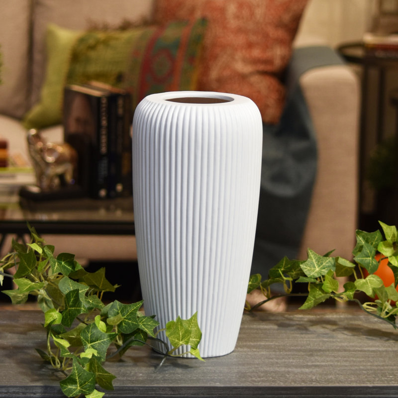 Vase de table en céramique Petersen, H 9,5 po x l 5,25 po x P 5,25 po, Blanc