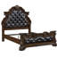 Cadre de lit grand brun traditionnel traditionnel de luxe avec tête de lit tapissier en similicuir, sculptures complexes, accents dorés, capitonnage à boutons, garniture cloutée pour la chambre à coucher-130714504