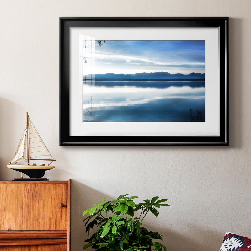 «Blue Hour», toile encadrée de qualité supérieure - prête à être accrochée, H 22,5 po x l 30,5 po x P 1 po, Cadre noir, Blanc