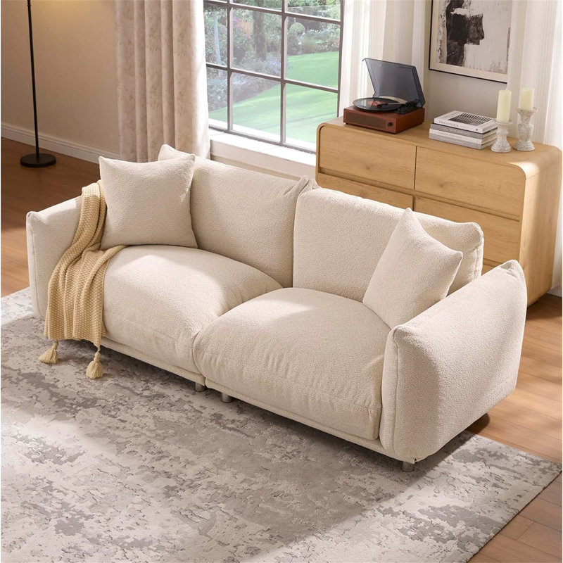 Canapé à trois places avec coussins moelleux à haute résilience, dossier ergonomique, revêtement beige neutre et design moderne peu encombrant pour un confort de tous les jours.