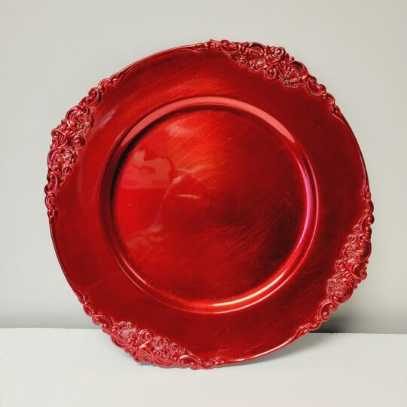 Plat rouge avec bordures florales