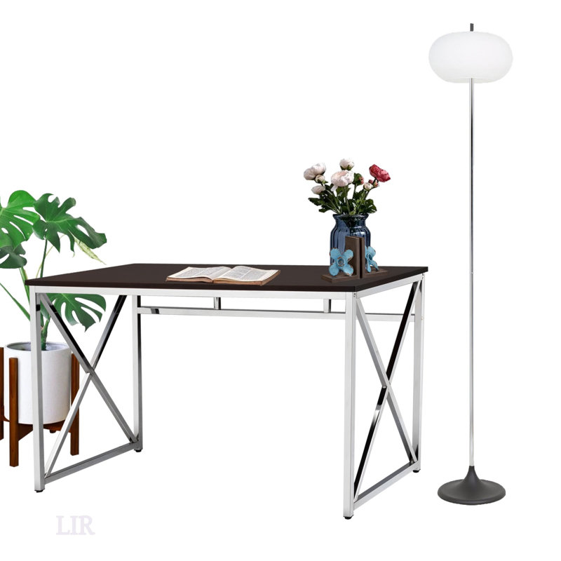 Le bureau de travail Madison avec plateau en panneau de fibres à densité moyenne durable et pieds élégants en chrome est parfait pour les bureaux à domicile modernes et pour une productivité accrue.