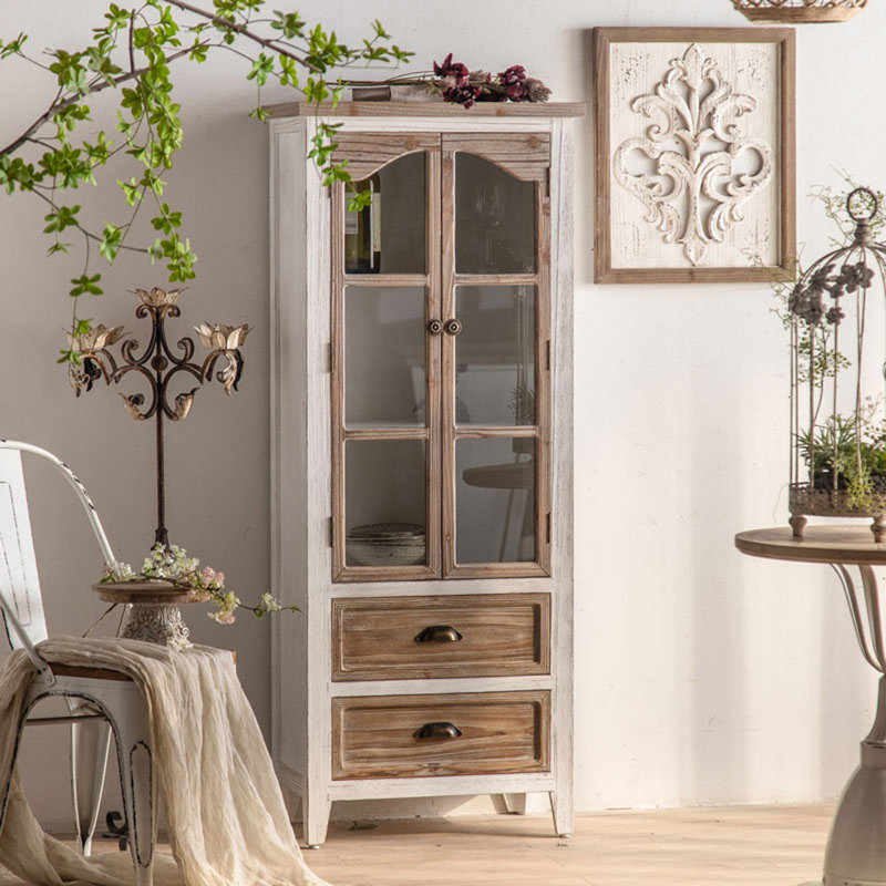 Blanc + bois massif brun + vitrines en verre