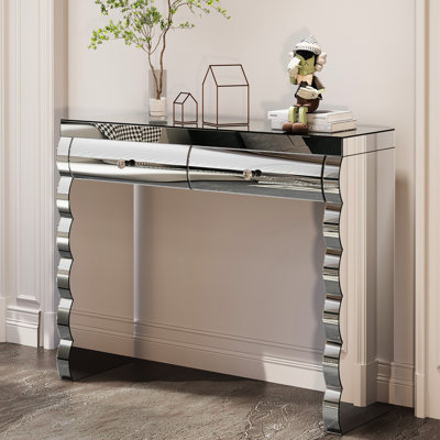 Miroir de coiffeuse argenté à deux compartiments et design à plusieurs niveaux, fonctionnel pour les espaces de vie, cadre console moderne avec tiroirs de rangement incurvés, surface réfléchissante pour une atmosphère aérée.