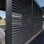 Pergola toscane à persiennes de 3,66 m x 4,27 m avec panneau latéral décoratif fixe horizontal de 4,27 m