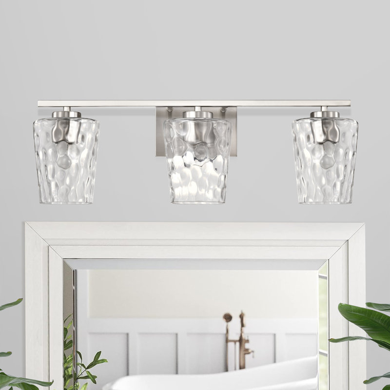Éclairage pour meuble-lavabo 3 lumières 23 po en nickel brossé avec abat-jour en verre martelé transparent, Nickel brossé
