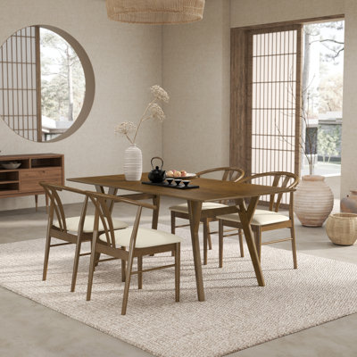 Table de salle à manger en bois avec chaises triangulaires Merrimac
