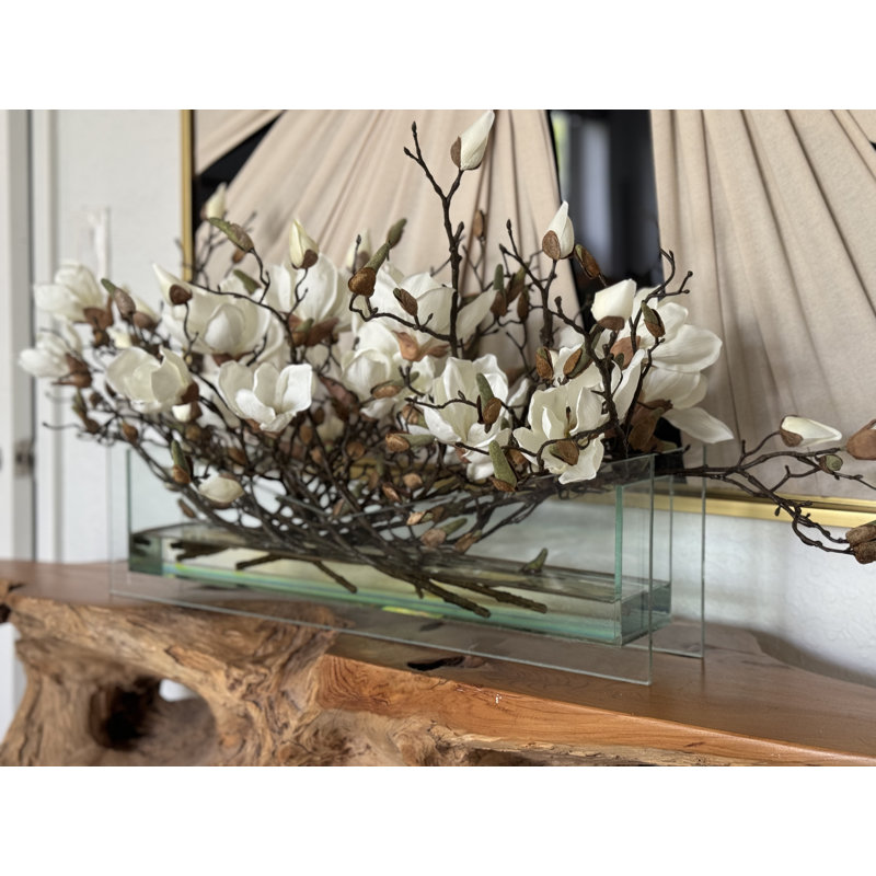 Pot de fleurs élégant en verre avec magnolias blancs