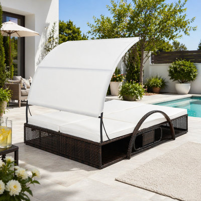 Chaise longue d'extérieur en acier avec dossier réglable, lit double de patio avec table d'appoint cachée et accoudoirs arqués