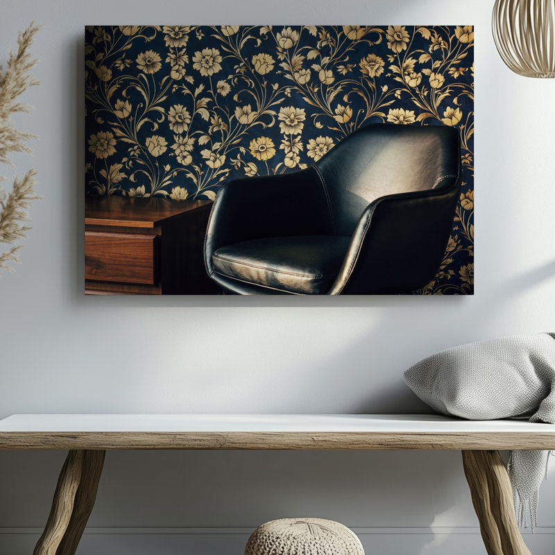 Toile Une élégante scène intérieure mettant en vedette un fauteuil moderne en cuir noir élégant placé devant un papier peint élégant