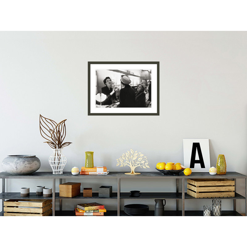 «Women at Perfume Counter» par Dan Weiner, impression giclée sur cadre, H 22,23 po x l 29,5 po