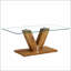 Une table basse de style minimaliste moderne. Plateau de table en verre trempé transparent avec colonnes en bois aggloméré
