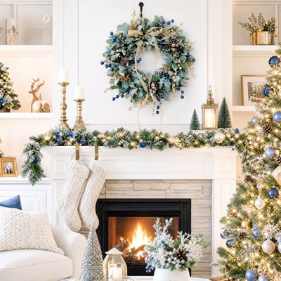 Couronne de Noël illuminée de 45 cm (17,7 pouces) en eucalyptus artificiel, ornée de décorations bleues et dorées, de pommes de pin et d'un nœud en ruban transparent. Décoration lumineuse pour les fêtes d'hiver, idéale pour la porte d'entrée, le foyer ou un mur.