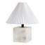 Lampe de table Hermin de 16,5 po de style minimaliste contemporain, géométrique, sculpturale, en albâtre, avec éclairage DEL intégré, base de veilleuse et abat-jour plissé.