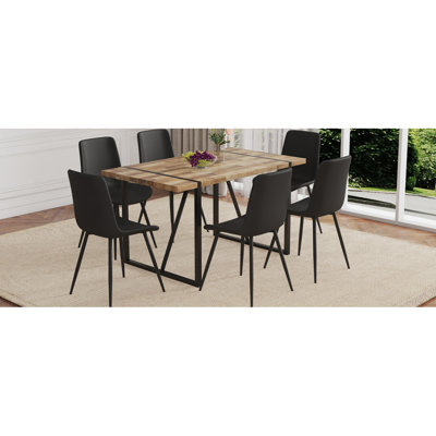 Ensemble de table et de chaises. Une table de salle à manger rectangulaire rétro minimaliste avec un plateau texturé et des pieds en métal noir. Elle est accompagnée de 6 chaises en polyuréthane artificiel noir avec un design de coussin incurvé.