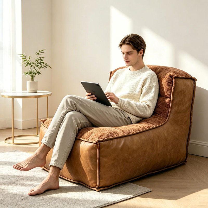 Élégant fauteuil à une place avec dossier sculptural et table d'appoint intégrée pour un confort et un style de salon améliorés