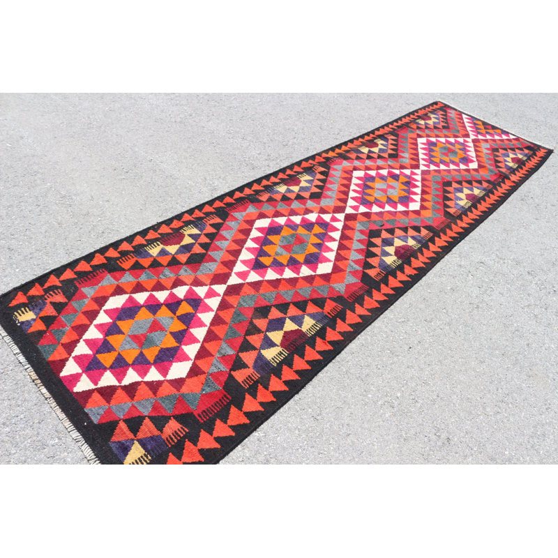 Décoration de sol bohème avec un tapis de couloir turc rouge vif avec des motifs géométriques et un design multicolore pour un intérieur unique