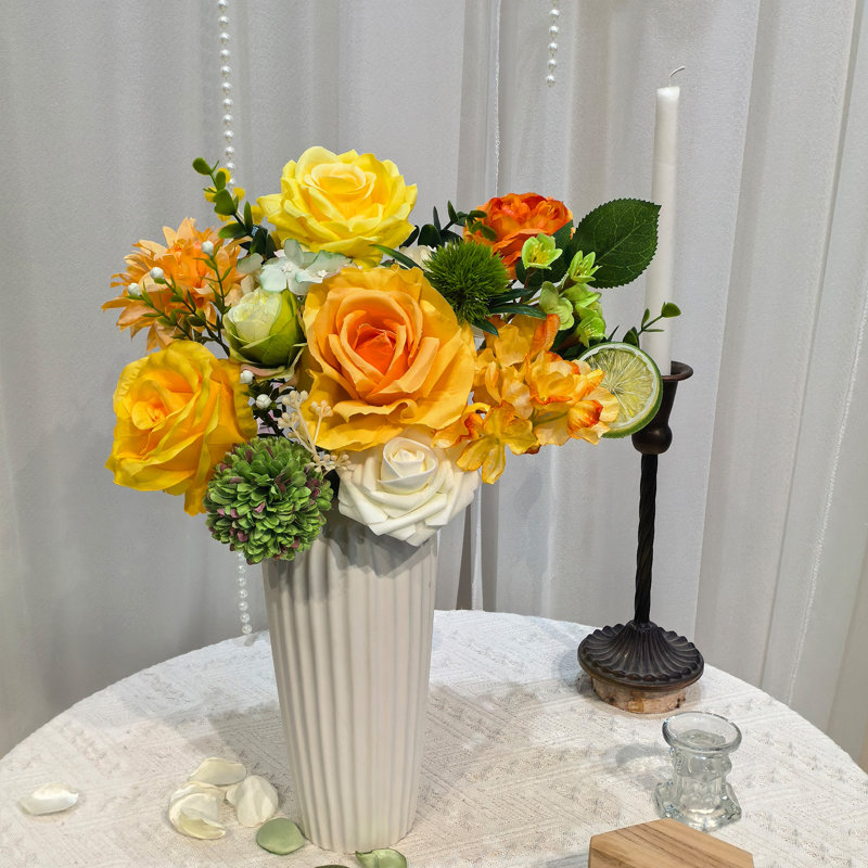 30 pièces de fleurs artificielles jaunes en vrac, fausses fleurs en soie réalistes avec des tiges de fil de fer, arrangement floral décoratif pour les bouquets de fête de mariage