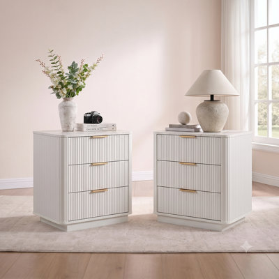 Ensemble de 2 tables de chevet cannelées avec station de charge, table de chevet en bois avec 3 tiroirs, tables de chevet modernes pour la chambre à coucher