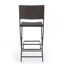 Chaise pliante d'extérieur en osier et tabourets de bar en rotin
