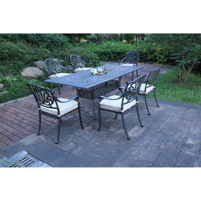 Table rectangulaire pour 84 personnes de 84,2 po de long. Sièges rembourrés. Structure en aluminium, coussins à eau et à séchage rapide. Rehaussez votre espace extérieur et ajoutez du charme à votre espace