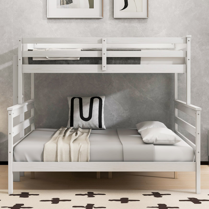 Lit simple superposé simple au-dessus de grand lit en bois avec échelle, structure de lit peu encombrante, blanc