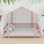 Un lit plateforme avec une structure en forme de maison, un baldaquin et des guirlandes lumineuses structure une chambre fantaisiste-706264554-706264564