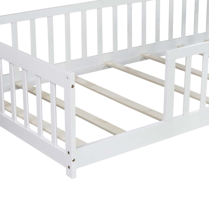 Lit simple au sol avec clôture sans porte, lit en bois d'hévéa avec barrières de sécurité, Blanc