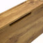 Élégante table de bar en grain de bois naturel - 50 pouces de long, un choix pratique pour les maisons modernes. Autocollant texturé en grain de bois, équipé de deux tiroirs. Servant de table de bar ou de bureau.