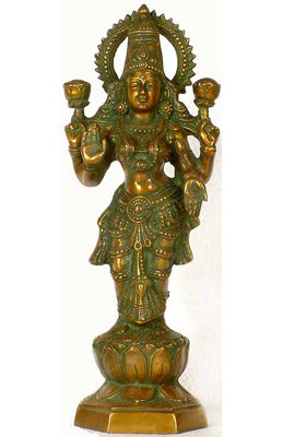 Lakshmi debout