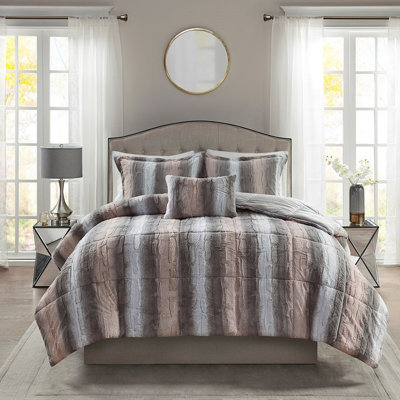 Édredon en fausse fourrure double / grand - brun foncé avec 2 taies décoratives et un coussin décoratif précieux et un accessoire attrayant
