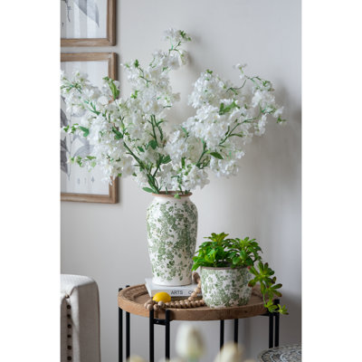 Vase à fleurs en céramique blanche avec motif floral vert