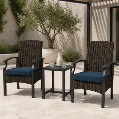 Ensemble bistro de patio en résine tressée 3 pièces, chaises d'extérieur à dossier haut avec coussins et table d'appoint carrée, structure en acier et rotin en PE résistant aux intempéries pour petits patios, balcons et vérandas.