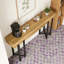 Console en bois avec canapé et couloir