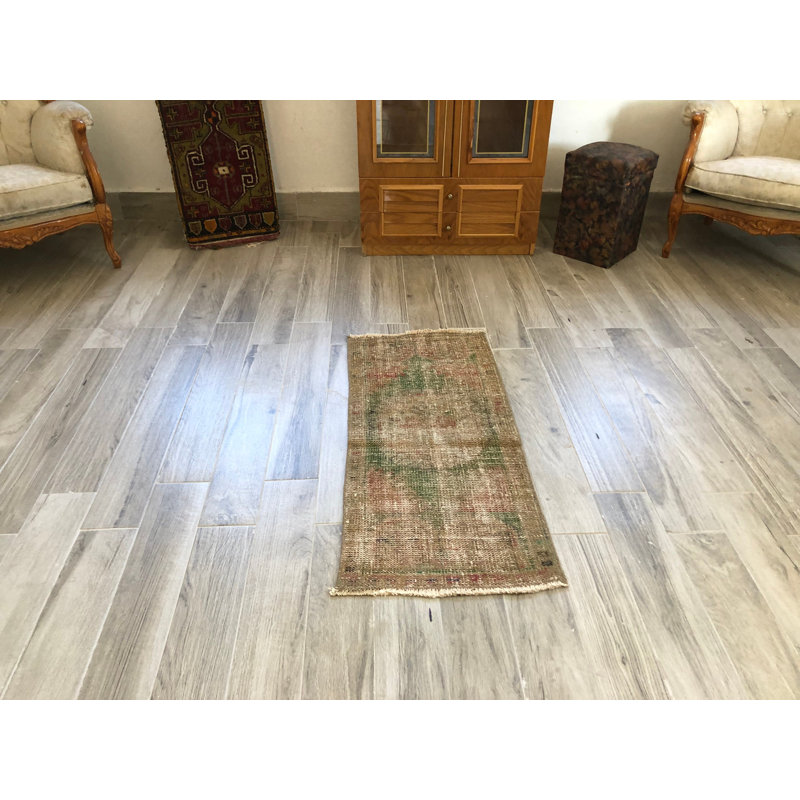 Tapis rétro vert Oushak: petit décor de bureau éclectique bohémien avec des accents orientaux naturels