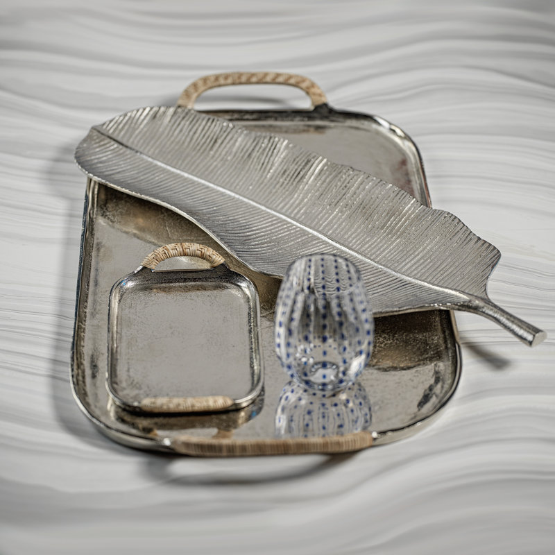 Plateau en aluminium avec poignées en rotin