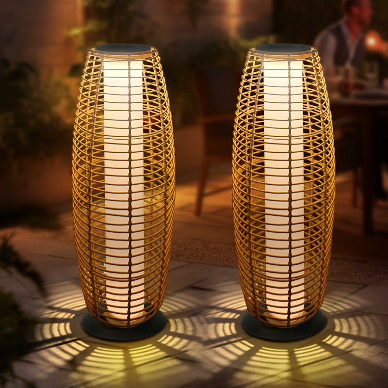Lanterne solaire sur pied en rotin tressé, haute, étanche IP65, lampe d'ambiance extérieure, double chargement solaire et USB, autonomie de 10 à 12 heures, lampe décorative autoportante pour patio, jardin ou terrasse.
